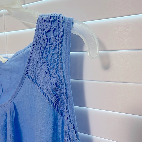 Super flowy blue light weight shark bite tank top blouse. 2X - Picture 3 of 6